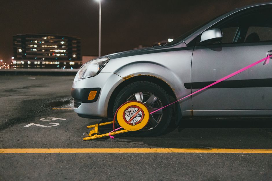 hogedrukreiniging parkeerplaats, hogedrukreiniging laadperron foto bij Hogedrukreiniging bedrijfsterrein: parkeerplaatsen en laadperrons
