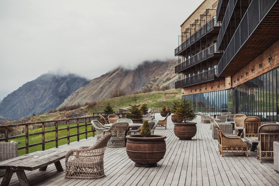 hogedrukreiniging terras, terreinreiniging horeca foto bij Hogedrukreiniging terrassen en buitenruimtes bij horeca en kantoren