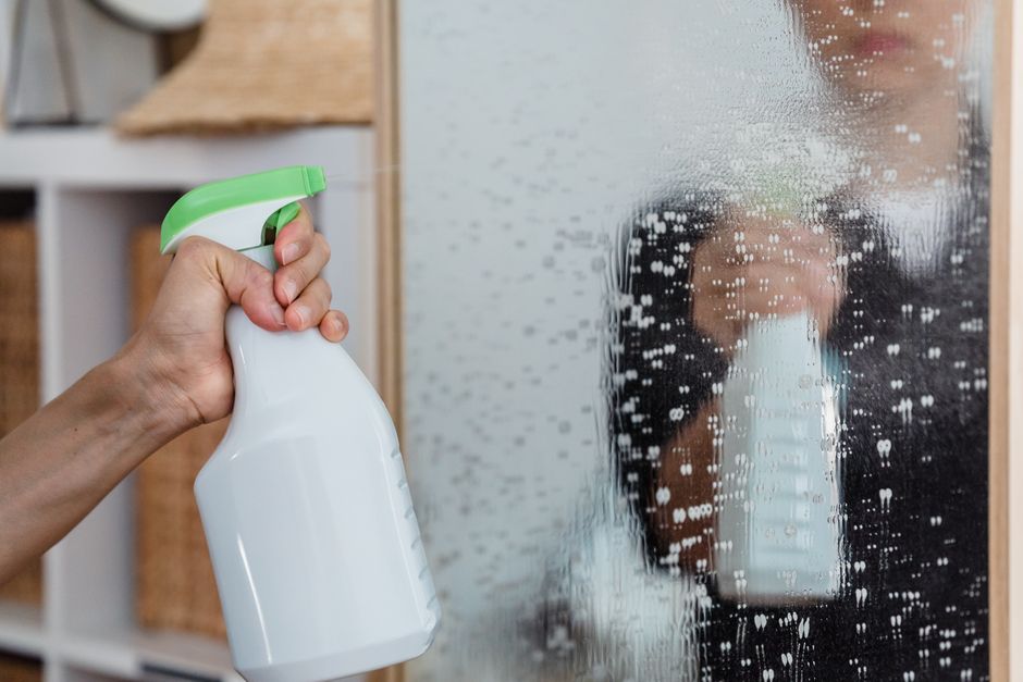 glasbewassing middelen, ramen reinigingsmiddel foto bij Reinigingsmiddelen voor glasbewassing: wat werkt het beste?