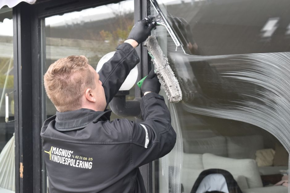 Kozijnen mee laten reinigen bij glasbewassing: wel of niet nodig?