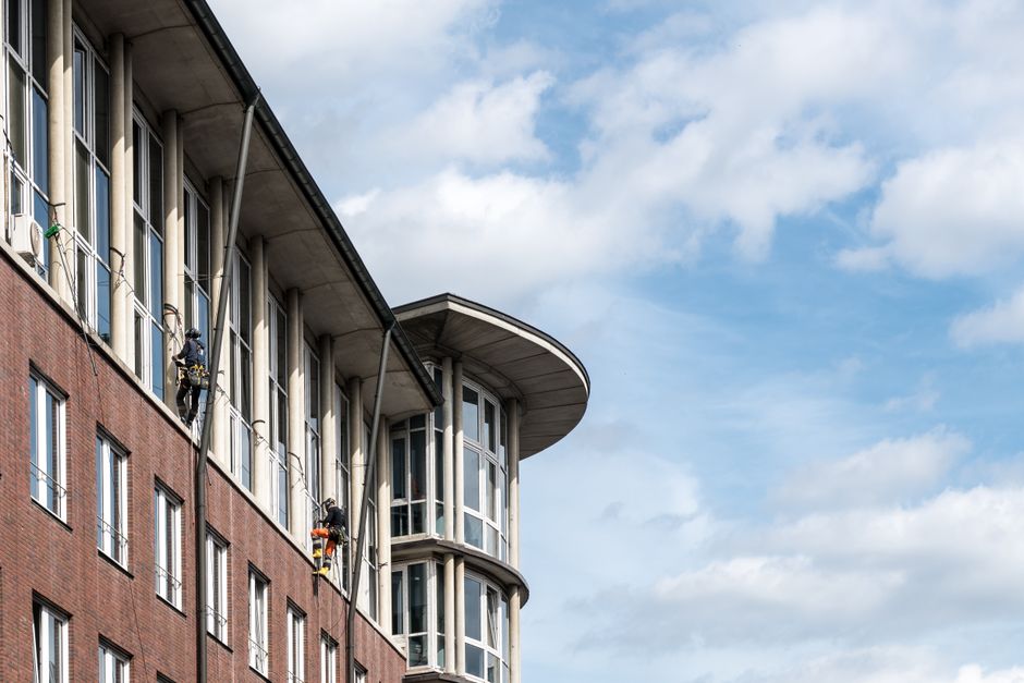 gevel reinigen kosten, gevelreiniging prijs foto bij Gevel laten reinigen: wat kost dat voor een bedrijfspand?