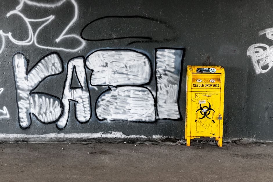 graffiti verwijderen gevel, graffiti reiniging foto bij Graffiti verwijderen van een bedrijfsgevel: methoden en preventie