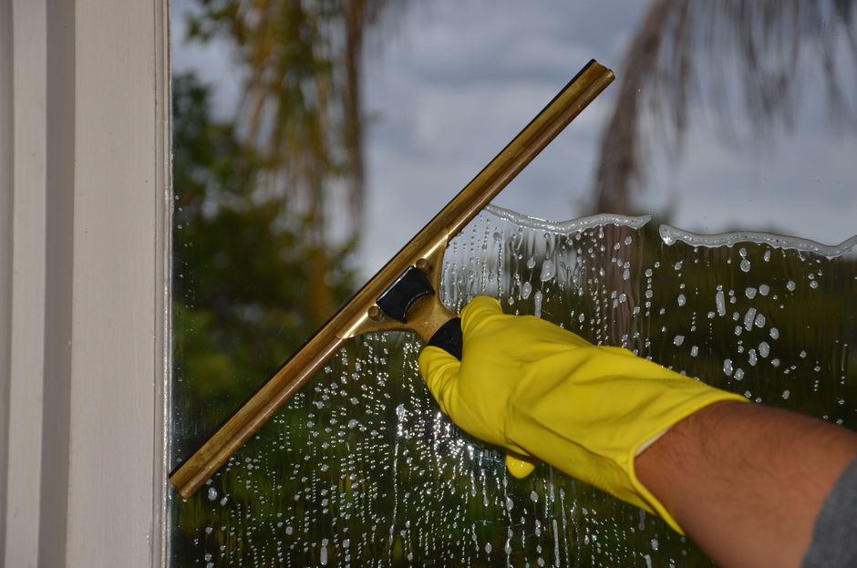 glazenwasser thuis, glazenwasser kosten particulier foto bij Glazenwasser inhuren voor thuis: wat kost dat gemiddeld?