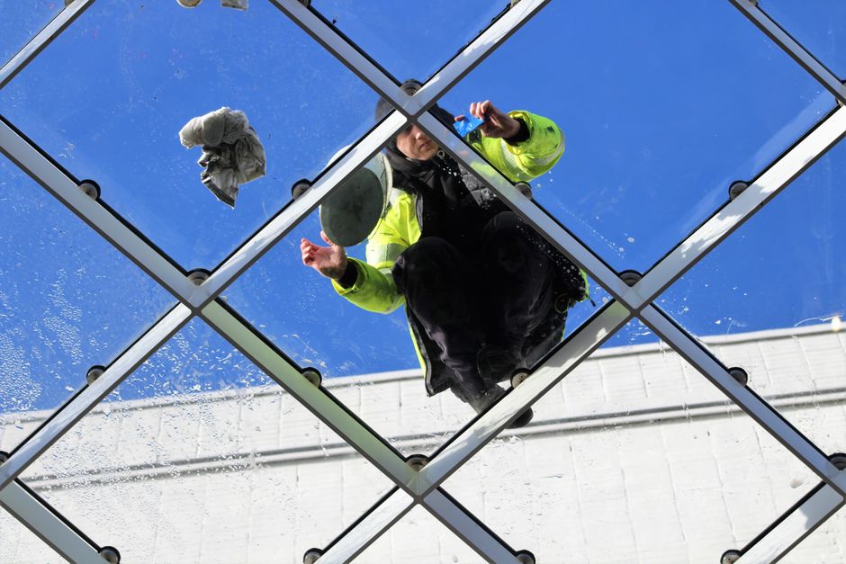 dakkapel glas reinigen, streepvrij dakkapel foto bij Glas van de dakkapel reinigen: streepvrij en veilig